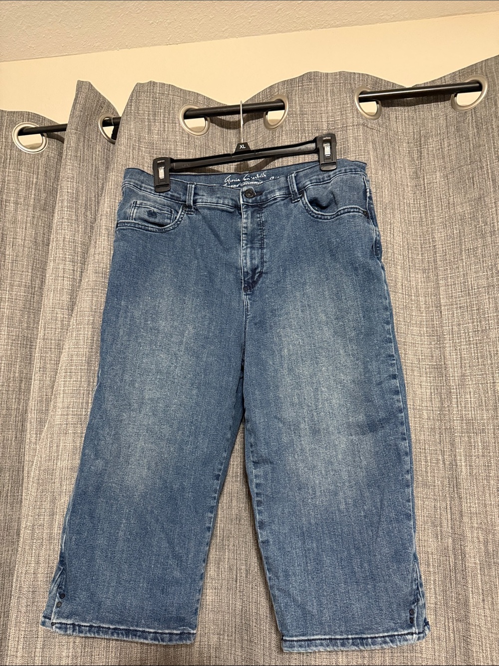 Gloria Vanderbilt Women's Capri Jeans in Medium Blue Wash